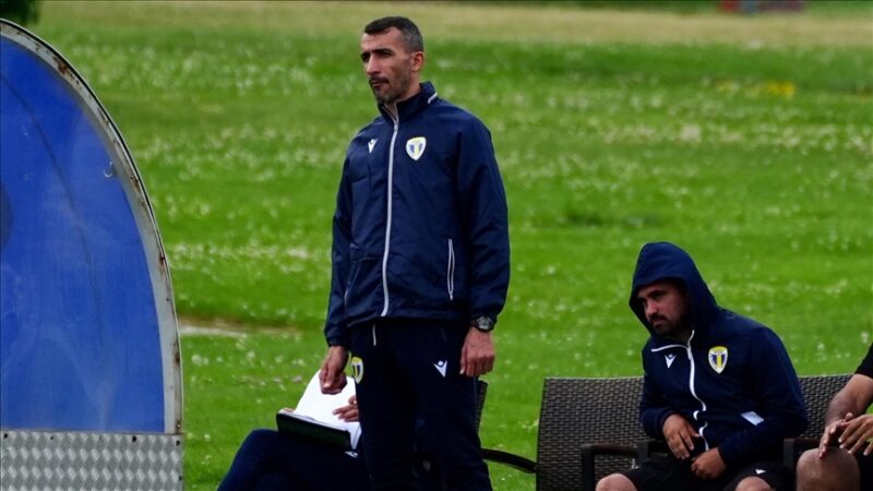 Romanya Birinci Futbol Ligi ekibi Petrolul'da Adrian Mutu'dan boşalan teknik