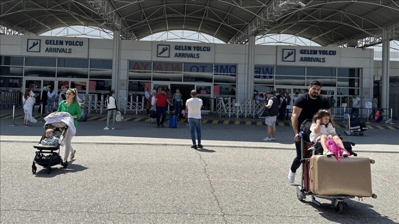 Antalya Havalimanı'nda şubat ayında 908 bin 822 yolcuya hizmet verildi.