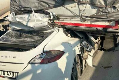 Bursa’da feci kaza: Lüks otomobil tırın altına girdi