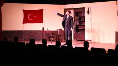 ‘Şair, Şiir, Şuur’ oyunu Bursalı tiyatroseverlerle buluştu