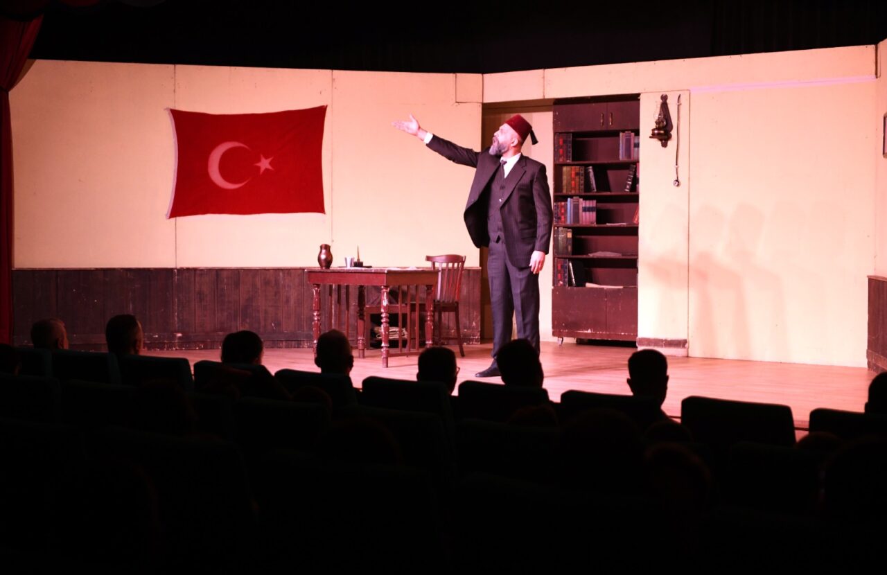 ‘Şair, Şiir, Şuur’ oyunu Bursalı tiyatroseverlerle buluştu