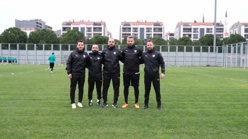 Bursaspor’da Adem Çağlayan’ın ekibi belli oldu! İşte ilk fotoğraf Bursaspor’un 1.5 yıllık sözleşme imzaladığı Teknik Direktör Adem Çağlayan’ın ekibi