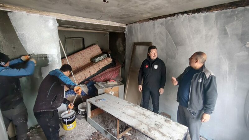 Bursa’da 84 yaşındaki Ayşe teyzenin yanan evine iyilik dokunuşu Yenişehir Belediye Başkanı Ercan Özel, geçen hafta çıkan yangında kullanılamayacak
