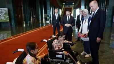 Cumhurbaşkanı Erdoğan, Külliye’de iki kız çocuğunu ağırladı