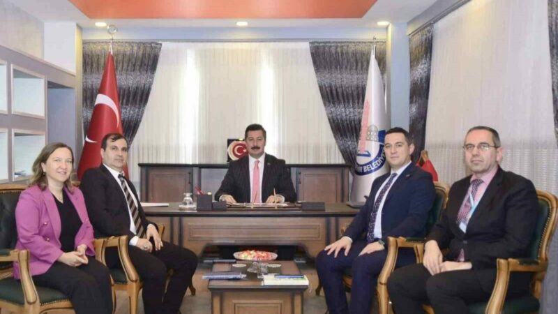 Yenişehir’in altyapı sorunlarına BUSKİ ile ortak çözüm BUSKİ’nin üst düzey yöneticilerini ağırlayan Yenişehir Belediye Başkanı Ercan Özel,