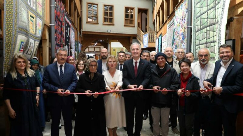 Kırkyama sanatının en güzel örnekleri İnegöl Kent Müzesi’nde görücüye çıktı İnegöllü patchwork sanatçısı Ayfer Çakal’ın hazırladığı “Kırkyama Kırk Köprü” isimli