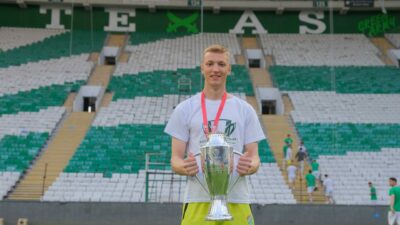 Bursaspor’da bu sezondaki ilk maçında kupa kaldırdı