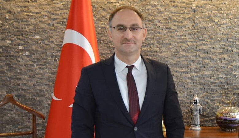 Bursa’nın üst düzey bürokratı Süleyman Şahin Türkiye Kayak Federasyonu başkanı oldu Türkiye Kayak Federasyonu'nda Başkan Ali Oto'nun istifa etmesinin ardından yerine