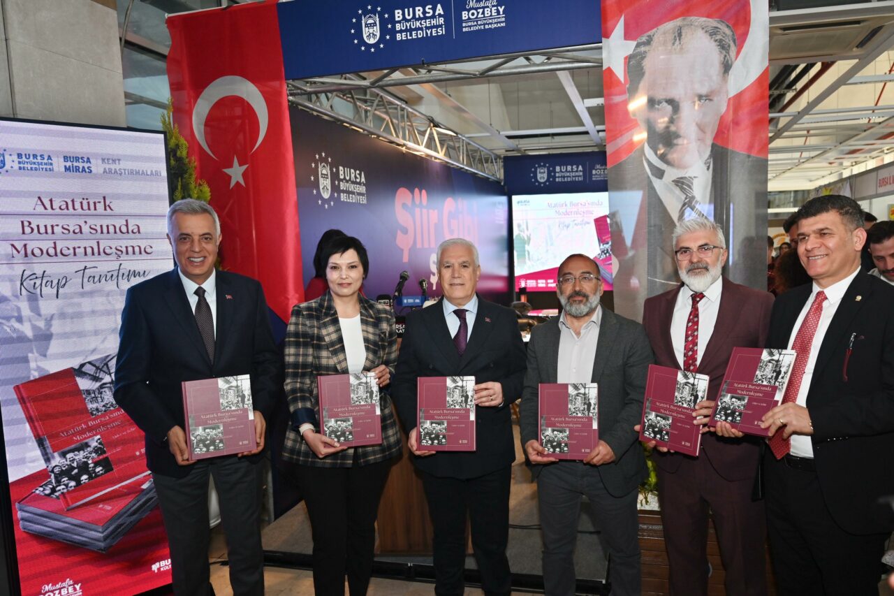 ‘Atatürk Bursa’sında Modernleşme’ kitabı kent belleğine kazandırıldı ‘Atatürk Bursa’sında Modernleşme’ kitabı kent belleğine kazandırıldı