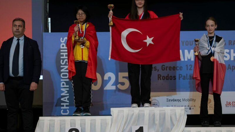 Bursalı Arya dünya şampiyonu Bursa Büyükşehir Belediyesporlu Arya Aydoğan, Dünya Gençler ve Yıldızlar Hızlı