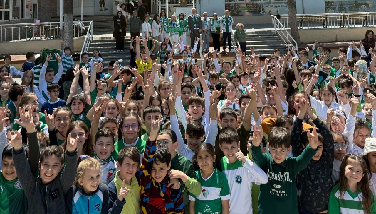 Bursa Reşitpaşa İlkokulu’nun ‘Bursaspor Günü’nde şampiyonluk kutlaması