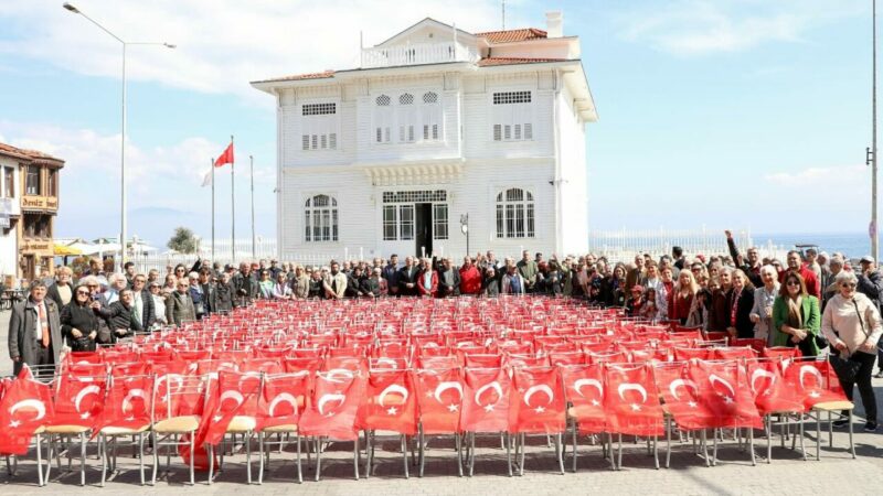 Bursa’da meydandan sessiz mesaj Olay Gazetesi Yazarı Ahmet Emin Yılmaz, Mudanya’da gerçekleştirilen eylemi bugünkü