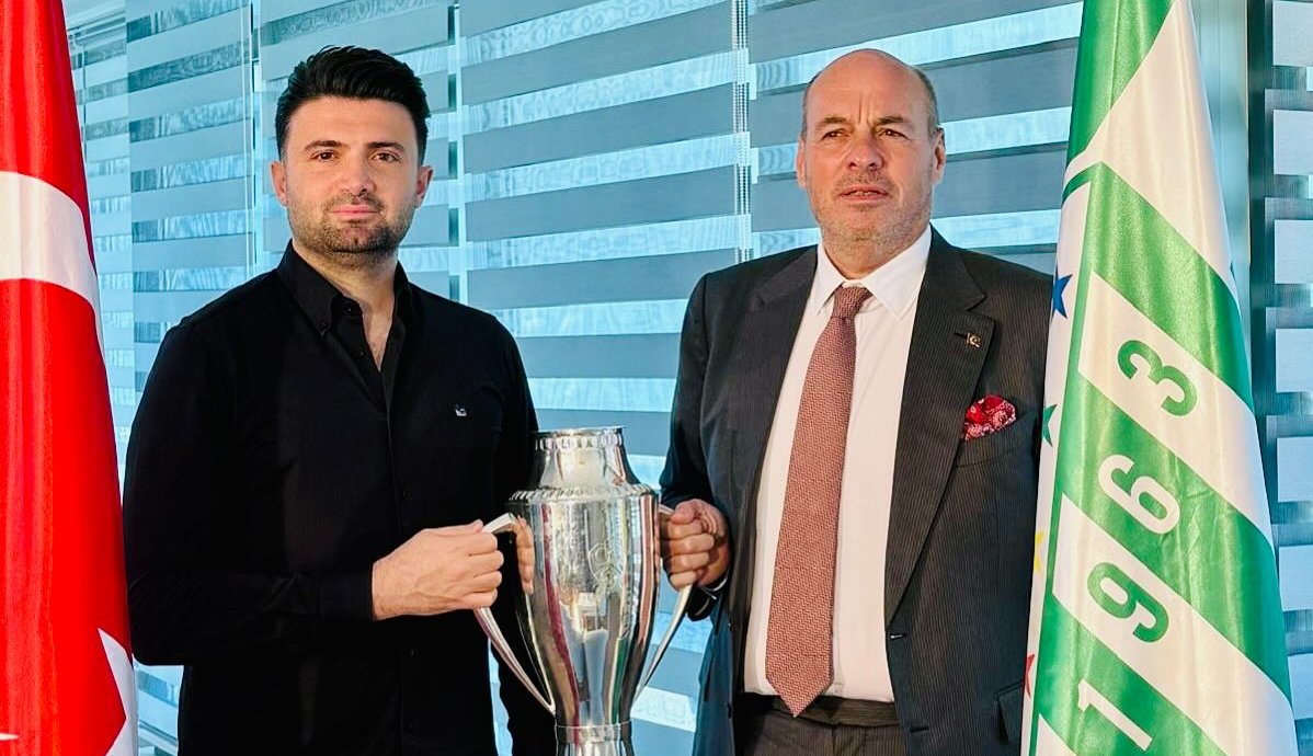 Bursaspor’un şampiyon başkanlarından kupa hatırası Bursaspor’un şampiyon başkanlarından kupa hatırası