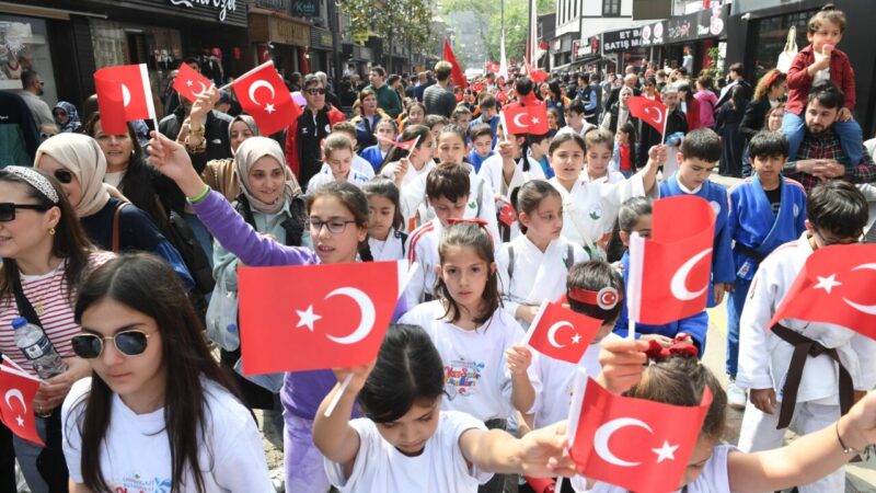 Osmangazi Belediyesi, 23 Nisan Ulusal Egemenlik Çocuk Bayramı’nda kortej yürüyüşü