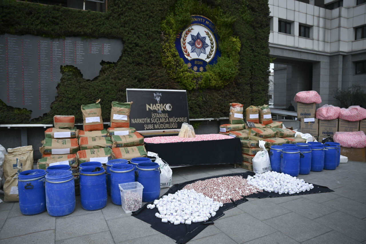 İki ilde dev operasyon! 7,1 milyon adet uyuşturucu… İki ilde dev operasyon! 7,1 milyon adet uyuşturucu…