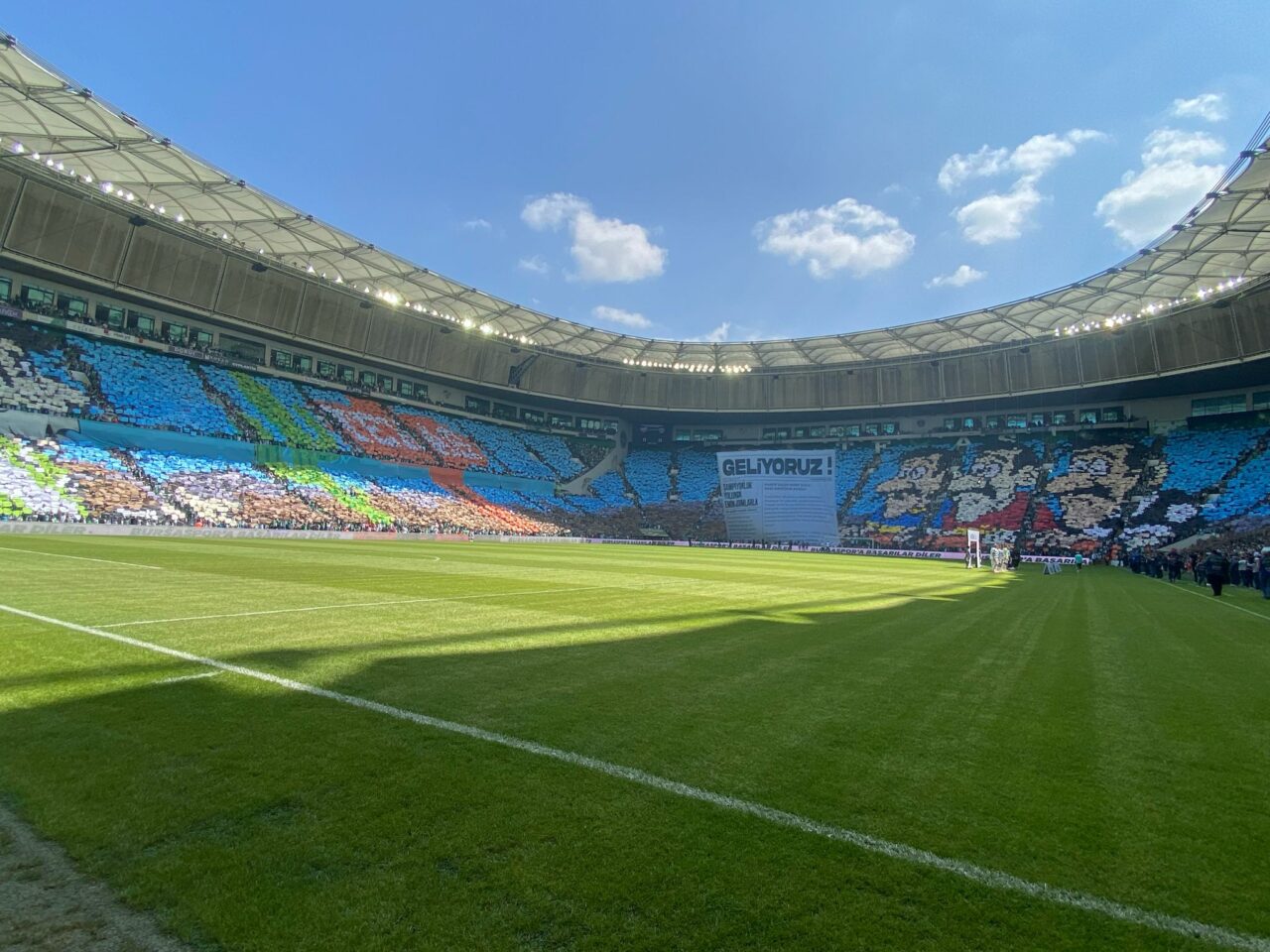 Bursaspor taraftarından muhteşem koreografi net mesaj; ‘GELİYORUZ’