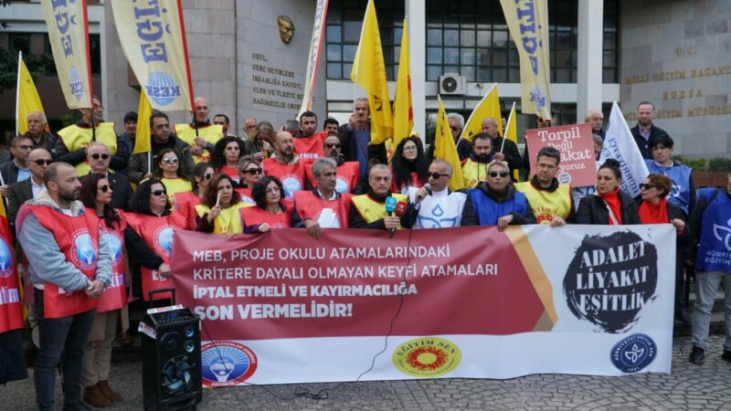 Bursa’da eğitim sendikalarından atama tepkisi Bursa’da üç eğitim sendikasının çağrısıyla bir araya gelen eğitim emekçileri,