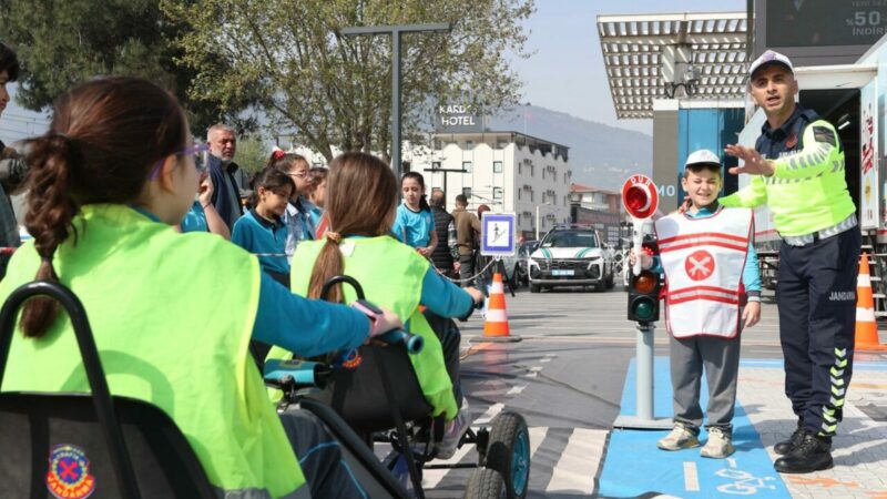 Bursa'da trafik ve otoyol jandarması ekipleri 2 bin 425 kişiye
