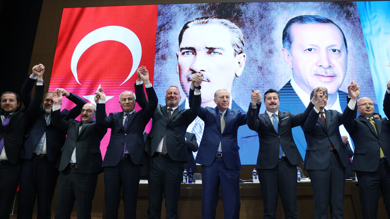 Bursa’da iki belediye başkanı AK Parti’ye geçti! Rozetlerini Erdoğan taktı Yenişehir Belediye Başkanı Ercan Özel ile Karacabey Belediye Başkanı Fatih