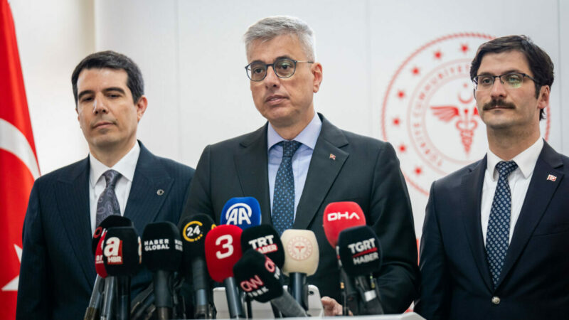 Sağlık Bakanı Kemal Memişoğlu, "Bugün aşılar sayesinde insanlık bulaşıcı hastalıklarla