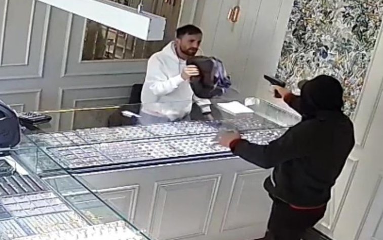 Bursa’da kuyumcu soygunu! Silahı böyle ateşledi