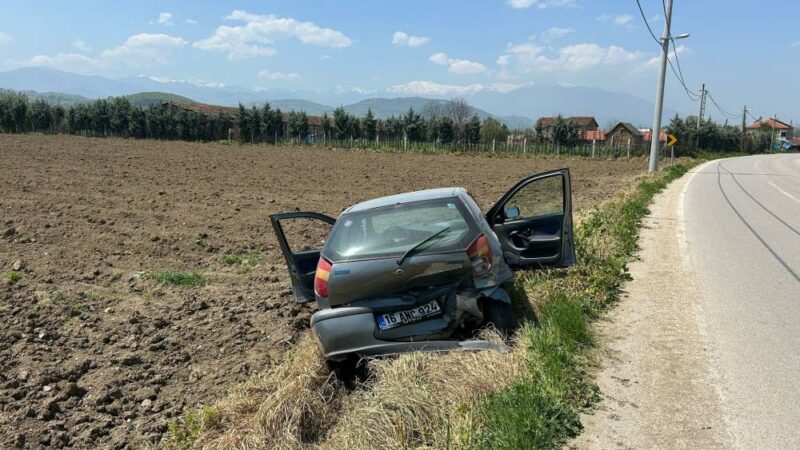 Bursa’da otomobiller çarpıştı Bursa’nın İnegöl ilçesinde iki otomobil çarpıştı. Kaza sonucu tarlalık alana