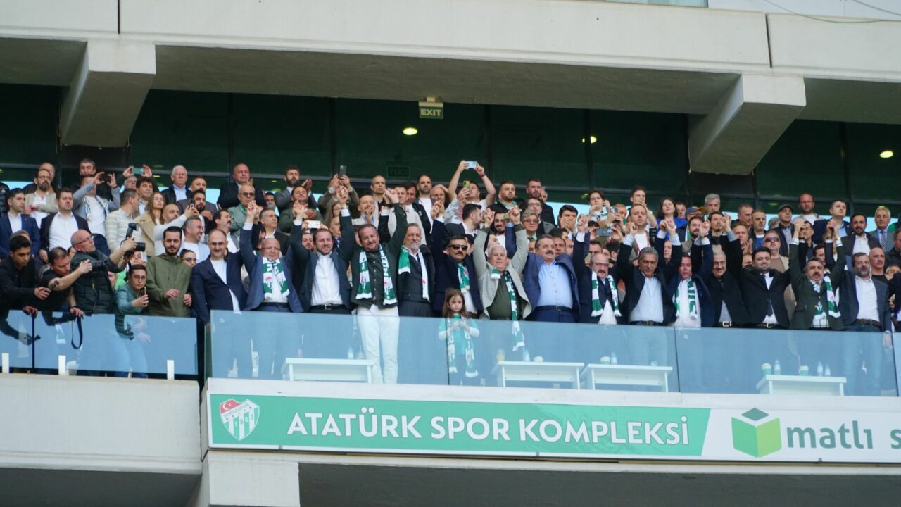 Bursaspor maçında protokolden zafer pozu