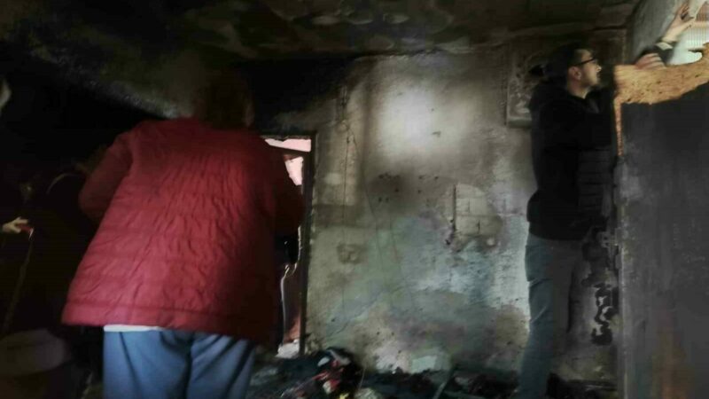 Bursa’daki yangın can aldı: Başkandan acılı aileye ziyaret Yenişehir Belediye Başkanı Ercan Özel, Çayır Mahallesi’nde çıkan yangında 2