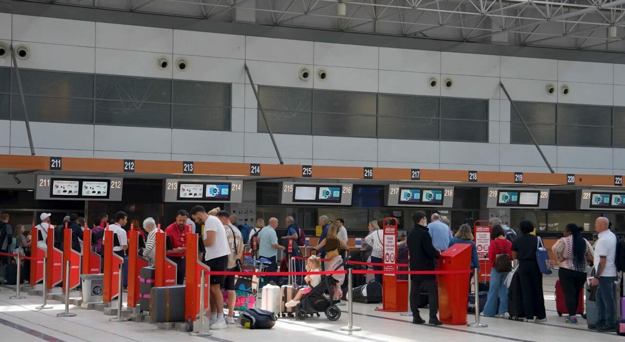 Bayram tatilinde havalimanlarını 6,1 milyon yolcu kullandı Bayram tatilinde havalimanlarını 6,1 milyon yolcu kullandı