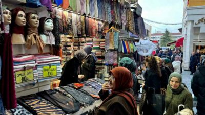 Boykot çağrılarına rağmen Bursa’daki çarşılar bayram öncesi kadar hareketli