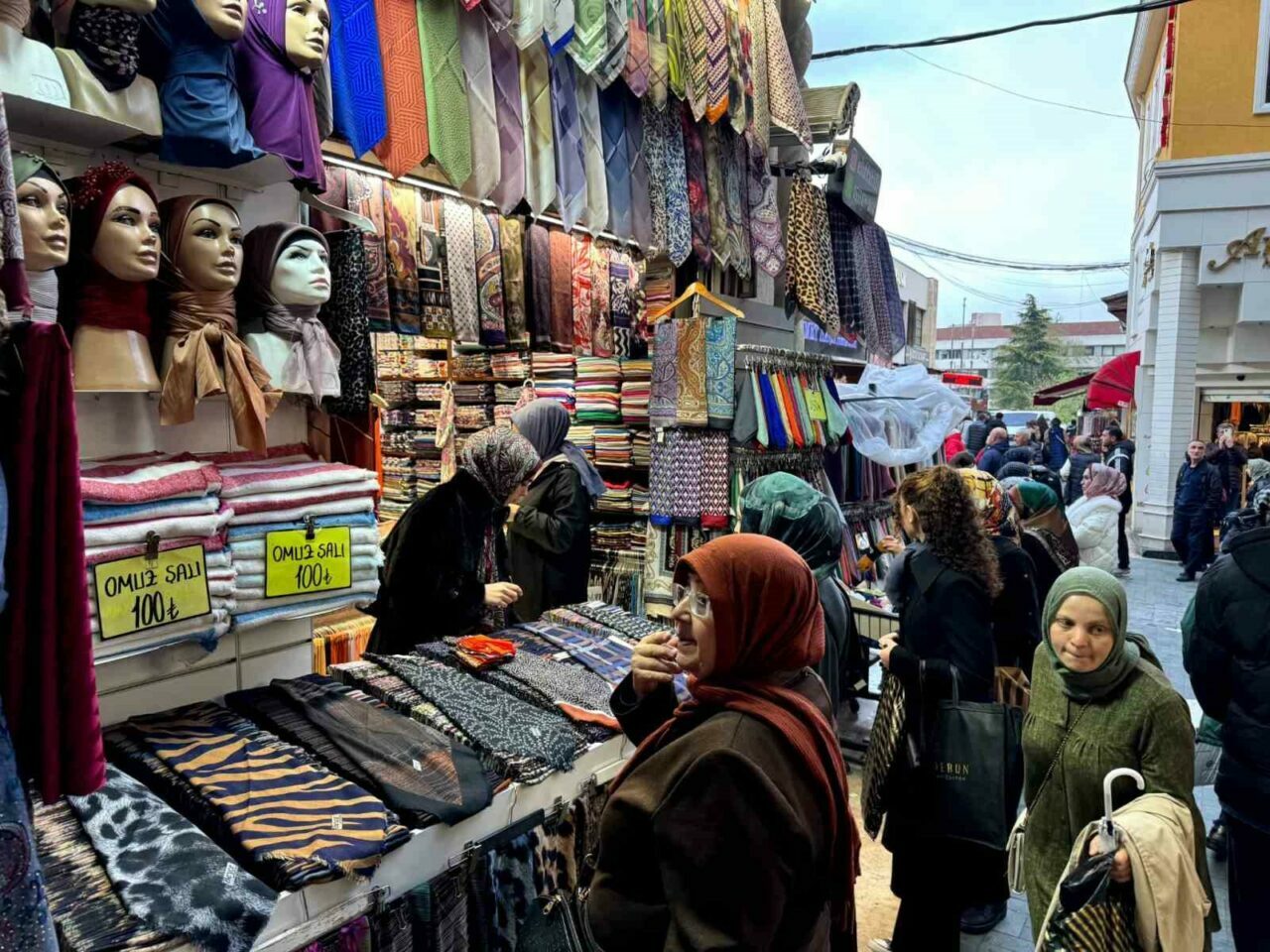 Boykot çağrılarına rağmen Bursa’daki çarşılar bayram öncesi kadar hareketli