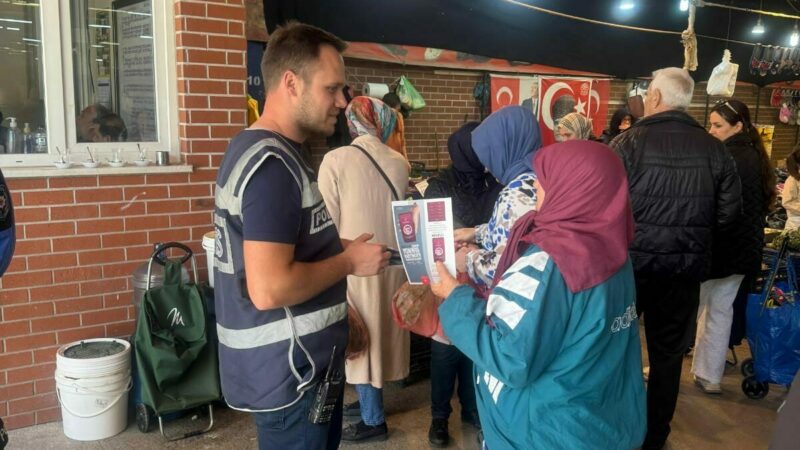 Karacabey İlçe Emniyet Müdürlüğü ekipleri, vatandaşlara Kadın Acil Destek Uygulaması'nı