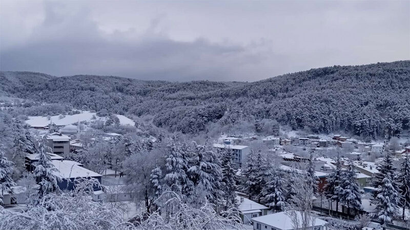 Bursa’nın bu ilçesi nisan ayında bembeyaz! Bursa'nın Keles ilçesi kar yağışıyla birlikte beyaza büründü. İlçede adeta