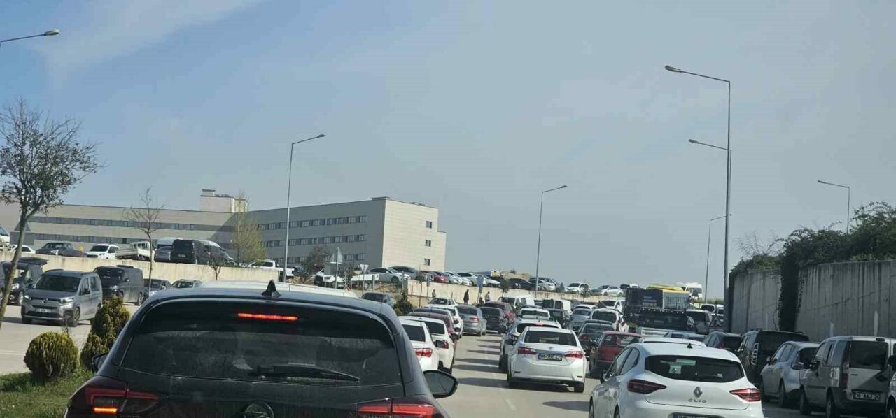 Bursa Şehir Hastanesi’nde otopark çilesi: Ne gelen girilebiliyor, ne giden çıkılabiliyor!