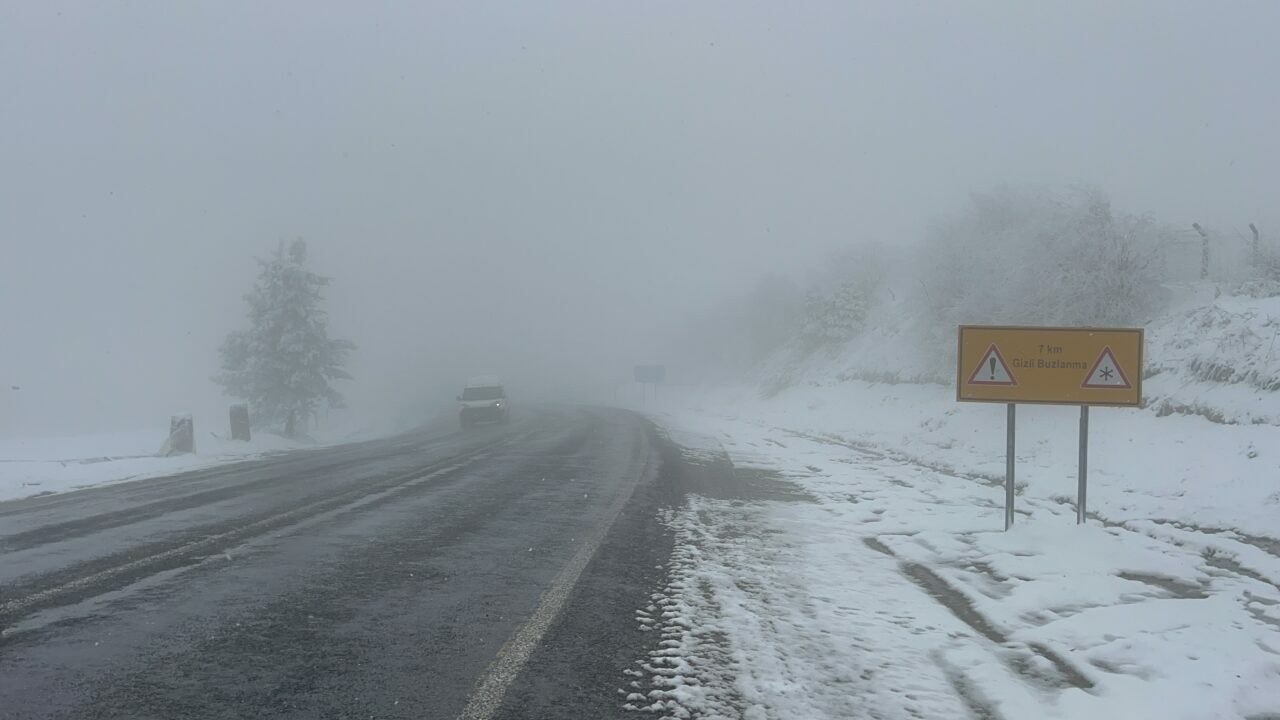 Bursa yolunda kar ve sis! Sürücüler zor anlar yaşıyor Bursa yolunda kar ve sis! Sürücüler zor anlar yaşıyor