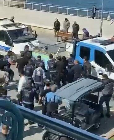 Bursa’da zabıtadan sahil işgaline darbe Bursa’nın Mudanya ilçesi sahilinde yaya kaldırımını işgal eden seyyar satıcılara