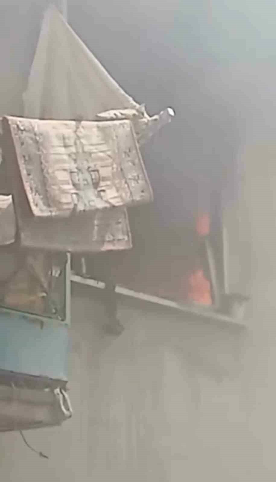 Bursa’da 2 katlı bina alevlere teslim oldu