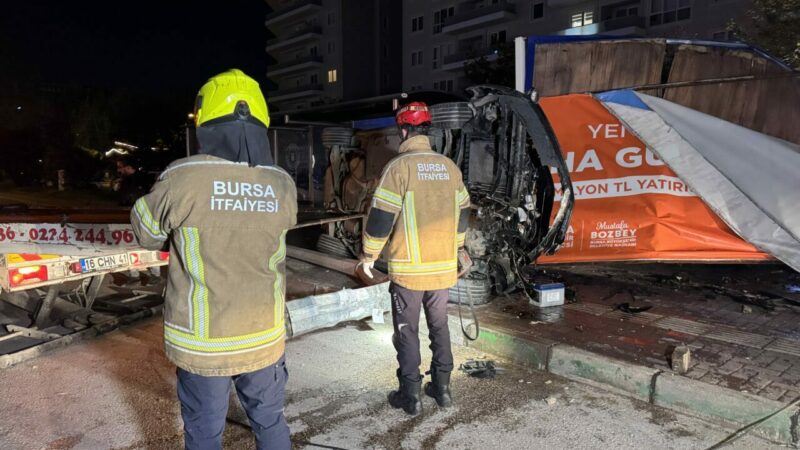 Bursa'nın Nilüfer ilçesinde otomobilin aydınlatma direğine çarpması sonucu 1 kişi