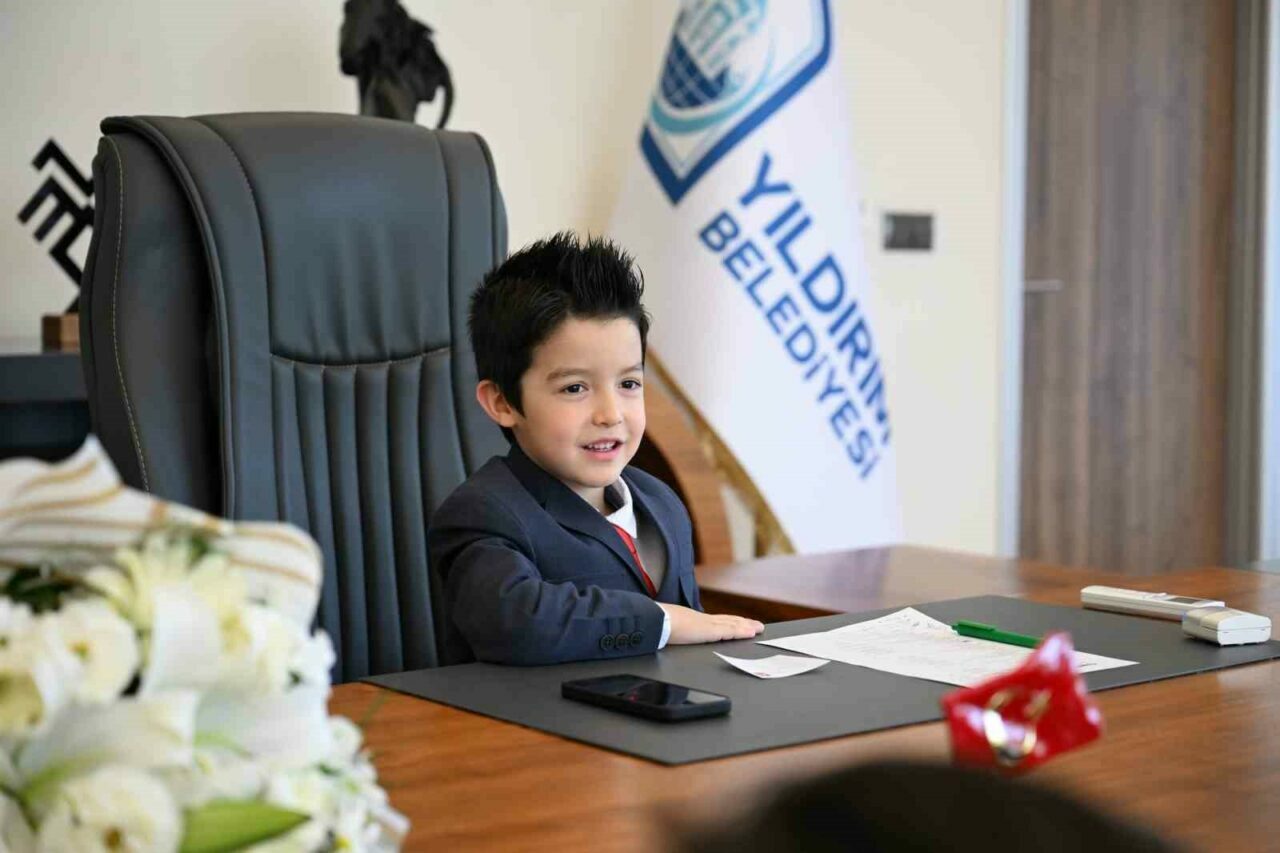 Bursa’da Başkan Yılmaz makamını çocuklara devretti Bursa’da Başkan Yılmaz makamını çocuklara devretti
