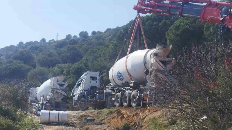 Bursa’da beton mikseri yan yattı Bursa’nın Gemlik ilçesinde sürücüsünün kontrolünden çıkan beton mikseri yan yattı.