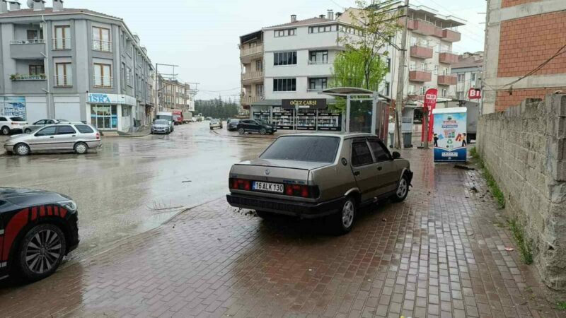 Bursa’da ehliyetsiz sürücü durağa çarptı Bursa’nın İnegöl ilçesinde polisin "dur" ihtarına uymayıp kaçan ehliyetsiz sürücü