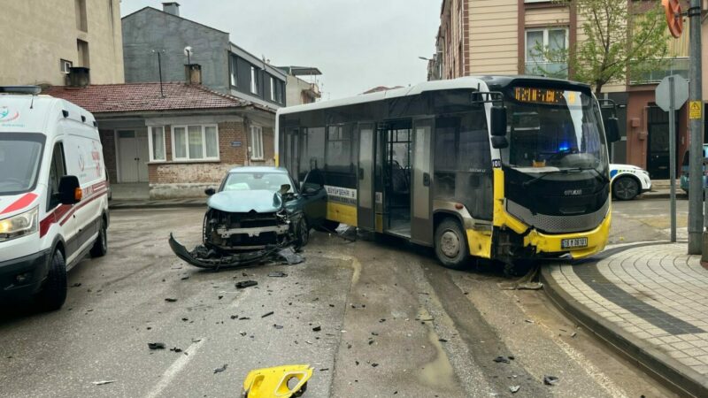 Bursa’da otomobil otobüse çarptı: Yaralılar var Bursa'nın İnegöl ilçesinde otomobilin, aynı yöne giden halk otobüsüne yandan