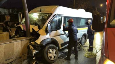 Bursa’da faciadan dönüldü: İşçi servisi alt geçide dalıyordu