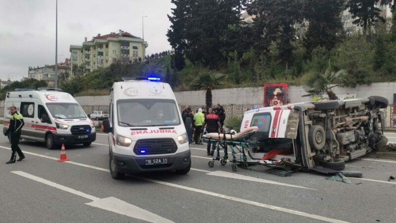 Bursa'nın Mudanya ilçesinde hasta taşıyan ambulansın, karşı şeride geçerek otomobile