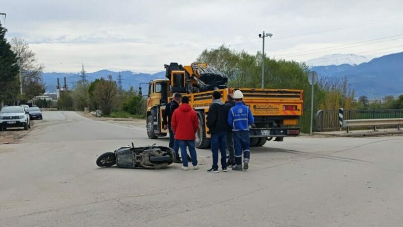 Bursa'nın İnegöl ilçesinde, kamyon vince çarpan motosikletin sürücüsü yaralandı.