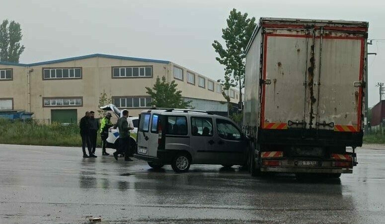 Bursa’nın İnegöl ilçesinde hafif ticari araç ile kamyon çarpıştı. Kazada