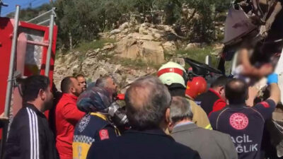 Bursa’da iki TIR kafa kafaya çarpıştı! 1’i ağır 2 yaralı