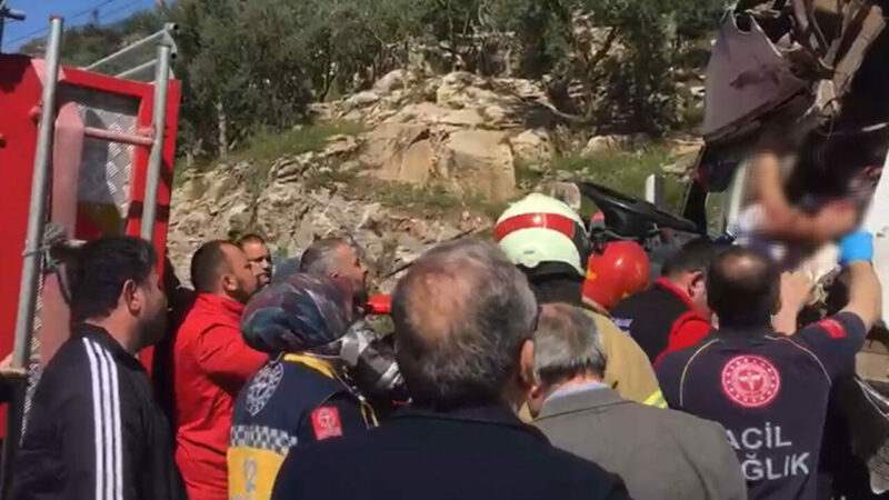 Bursa'nın İznik ilçesinde 2 TIR kafa kafaya çarpıştı, kazada 1'i