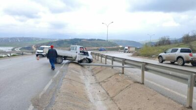 Bursa’da kamyonet direğe çarptı