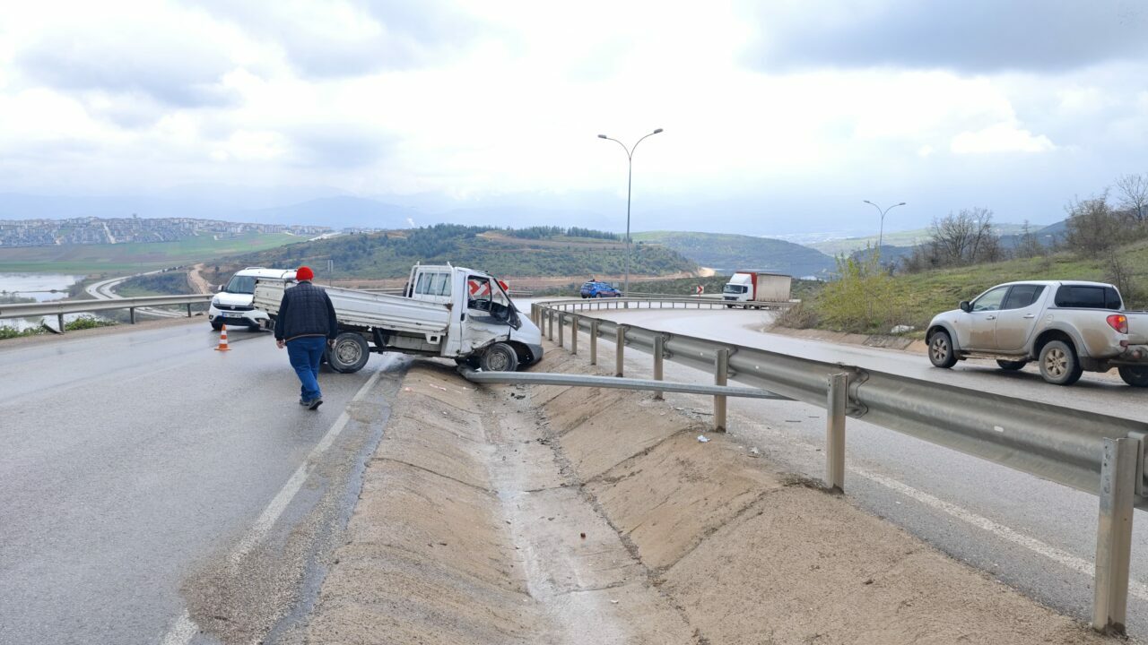 Bursa’da kamyonet direğe çarptı